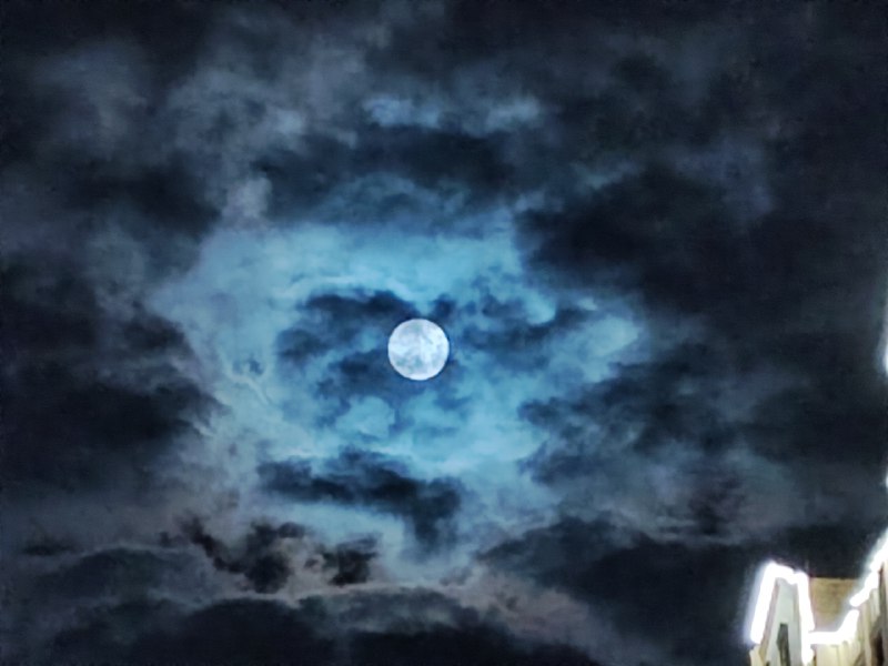 虽然不清晰但起码它是个月亮吧